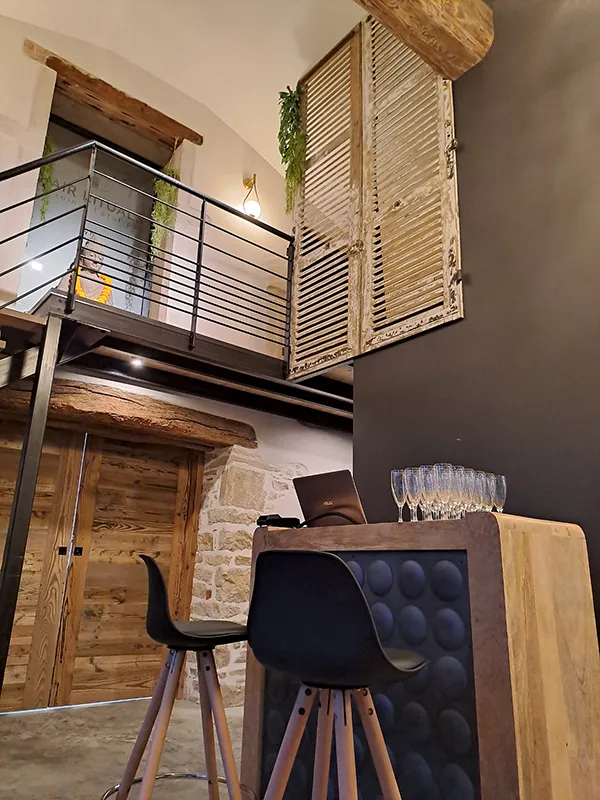 bar-moderne-tables-et-chaises