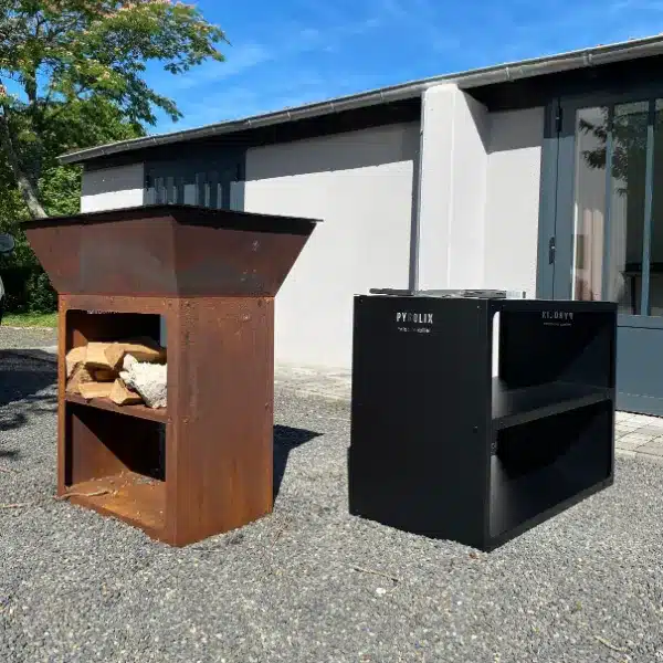 Ensemble composé d'un barbecue en métal rouillé avec un compartiment à bois et d'un meuble de rangement noir à deux étagères.