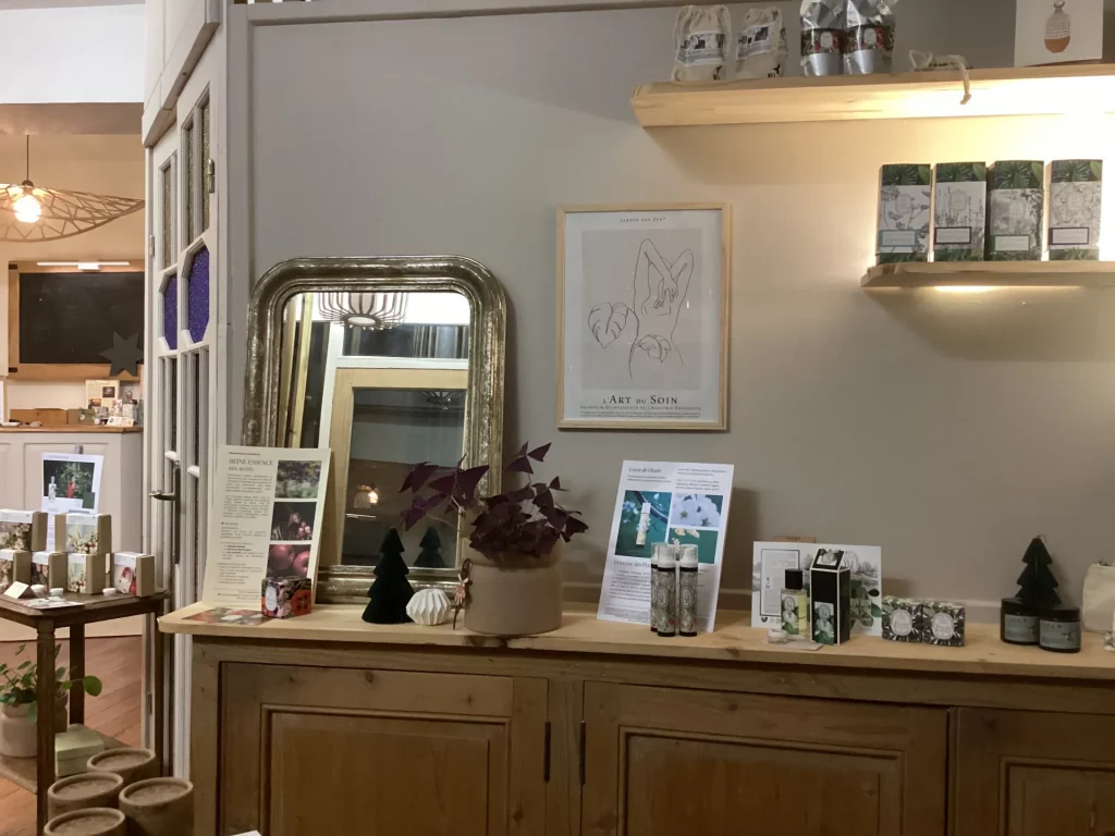Écran d'une boutique avec des produits de décoration et de soins sur des étagères et un meuble en bois.