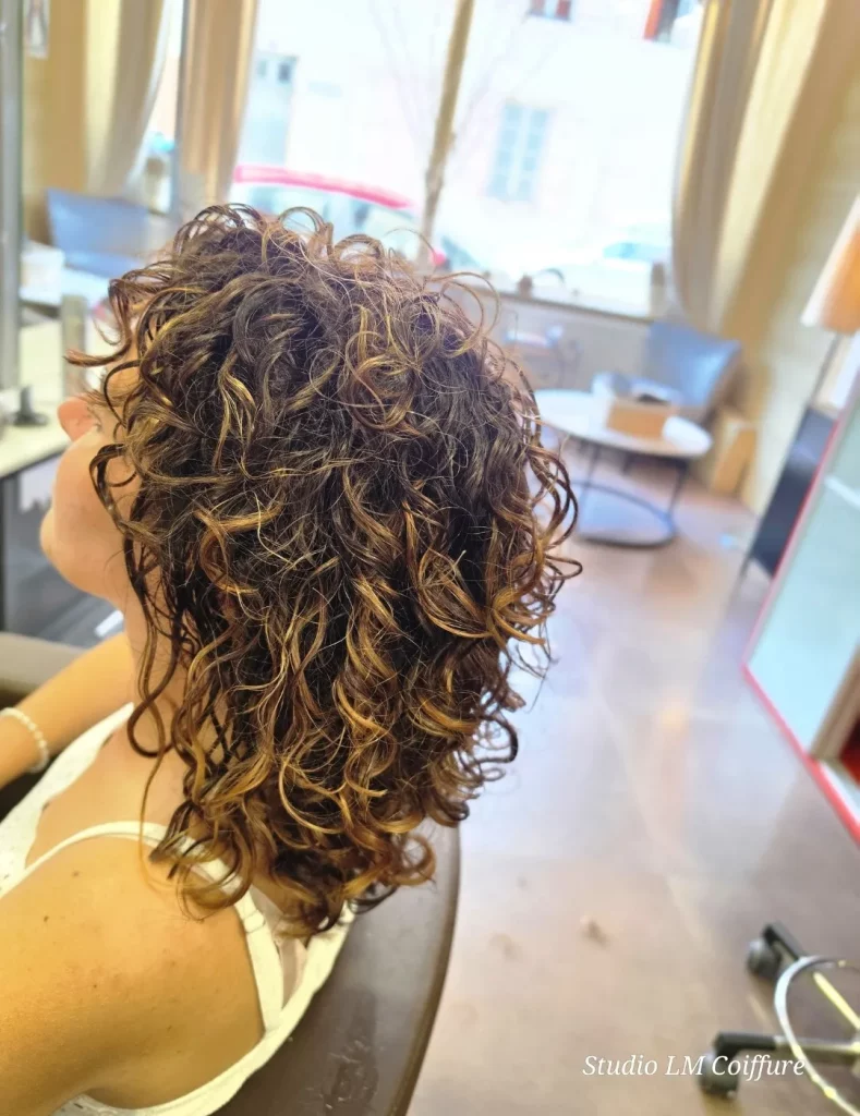 coupe-cheveux-boucles-caramel