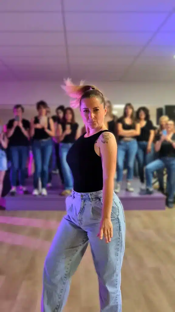 femme-en-jean-devant-groupe-danse