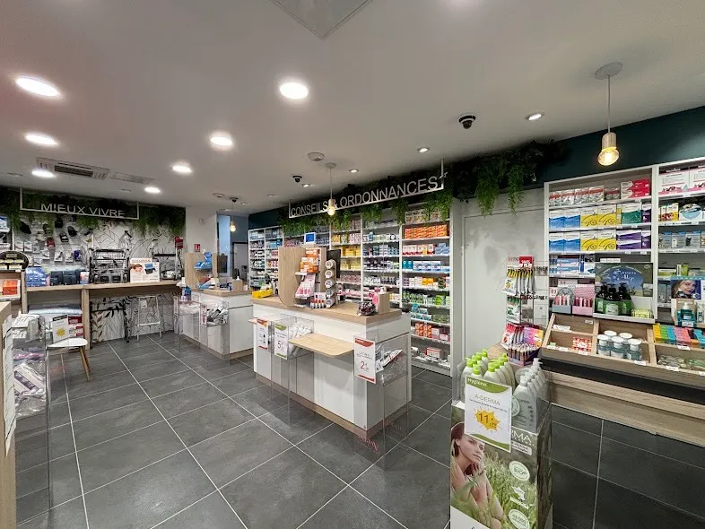 Intérieur d'une pharmacie bien éclairée avec des étagères remplies de médicaments, de produits de santé et de beauté. Des panneaux indiquent "Mieux Vivre" et "Conseils & Ordonnances".
