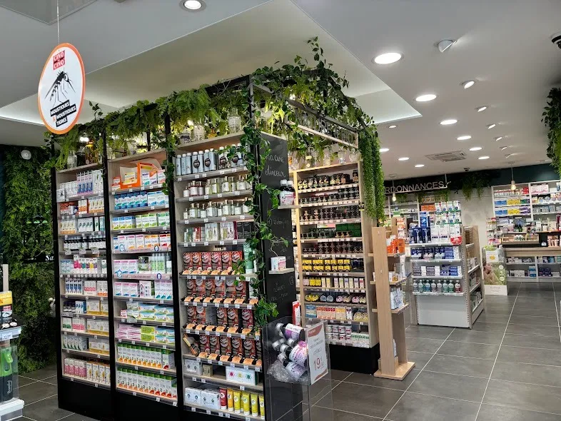 Rayons de parapharmacie avec des produits pour se protéger des moustiques et des étagères remplies de divers articles.
