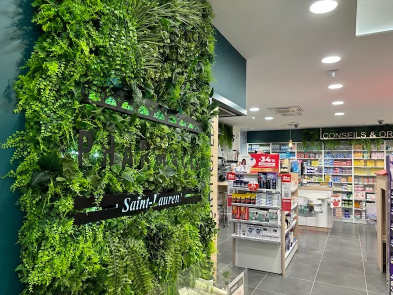 Mur végétalisé avec le nom 'Pharmacie Saint-Laurent' et intérieur de la pharmacie avec étagères de produits.