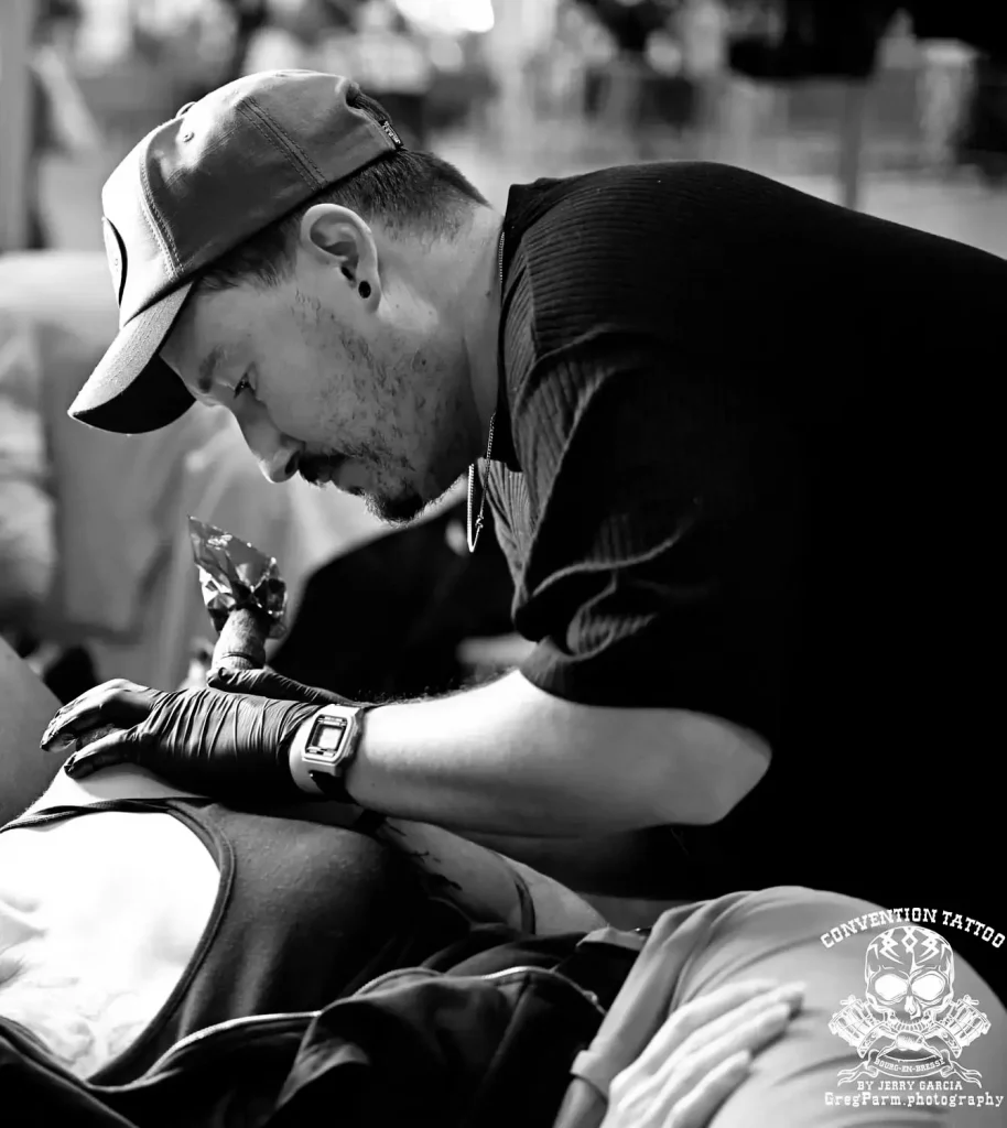 tatoueur-en-action-sur-un-client